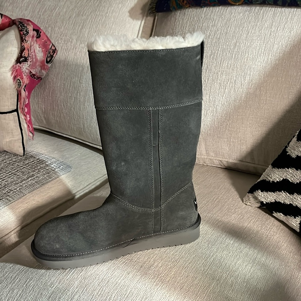 Kollabuera by UGG Stone Grey tall women’s boots with faux fur lining Size 7. New